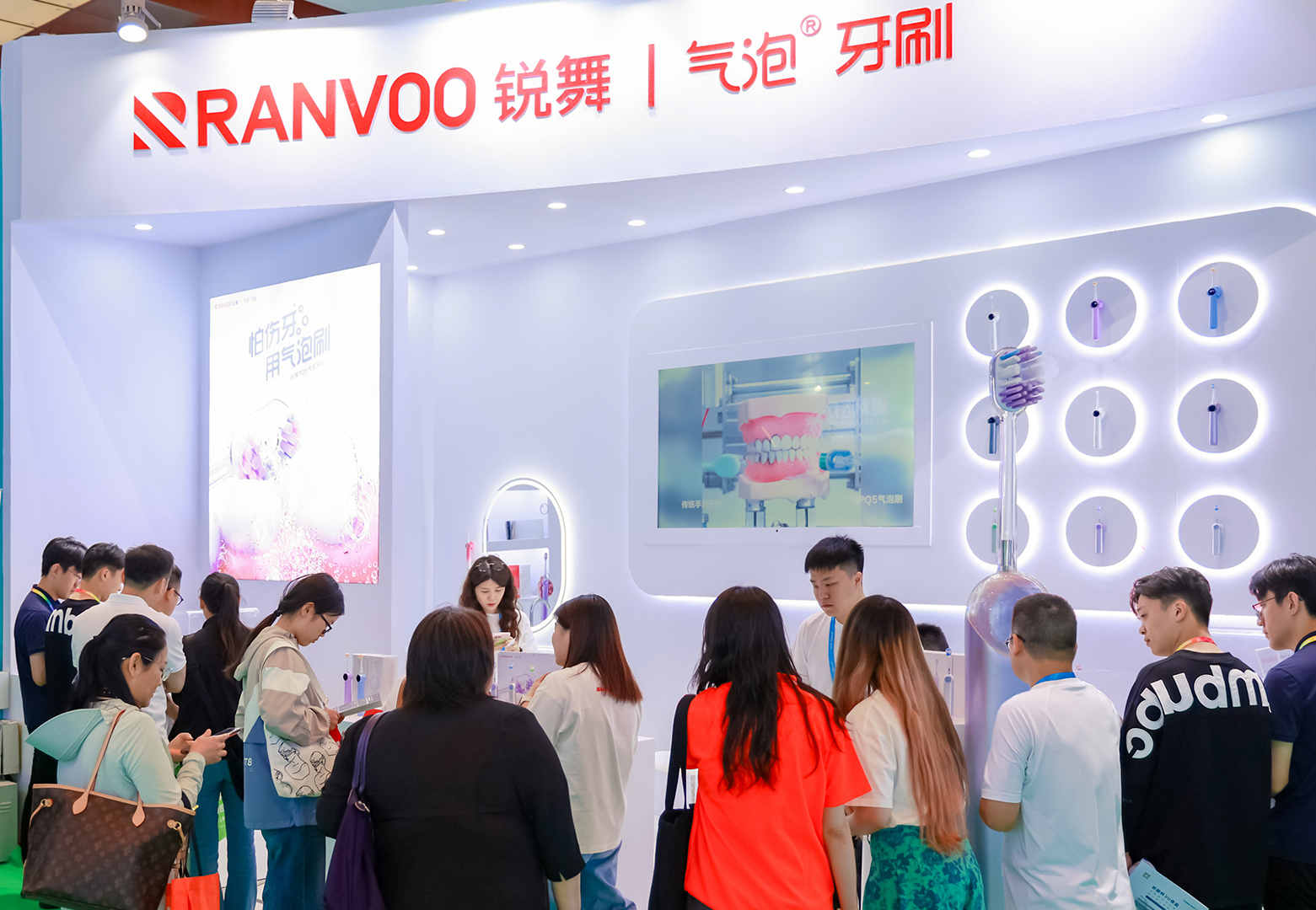 锐舞喷气电动牙刷亮相北京国际口腔展，超能气泡技术获专业关注
