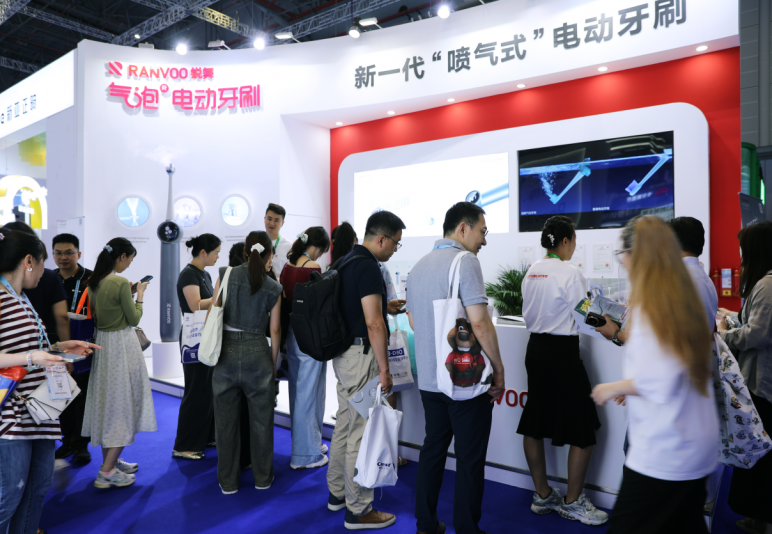 锐舞电动牙刷亮相2025FDI世界口腔医学大会，开启全新喷气时代